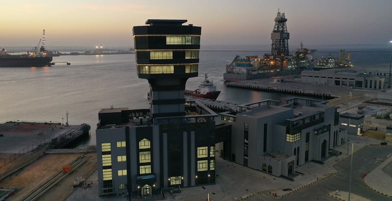 بعد إضاءته مؤخرًا: ماذا تعرف عن مكونات برج ميناء الدقم؟