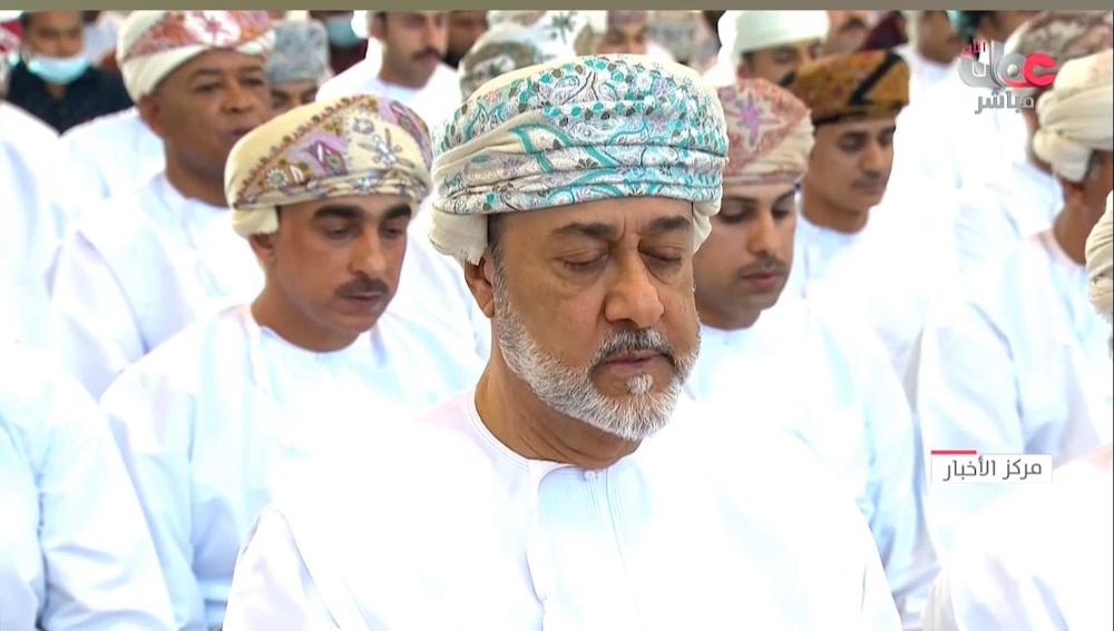بالصور: جلالة السلطان يؤدي صلاة العيد