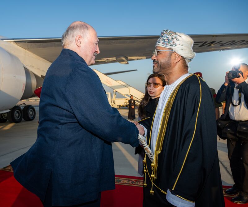 يلتقي غدا بجلالة السلطان، رئيس بيلاروس يصل سلطنة عمان