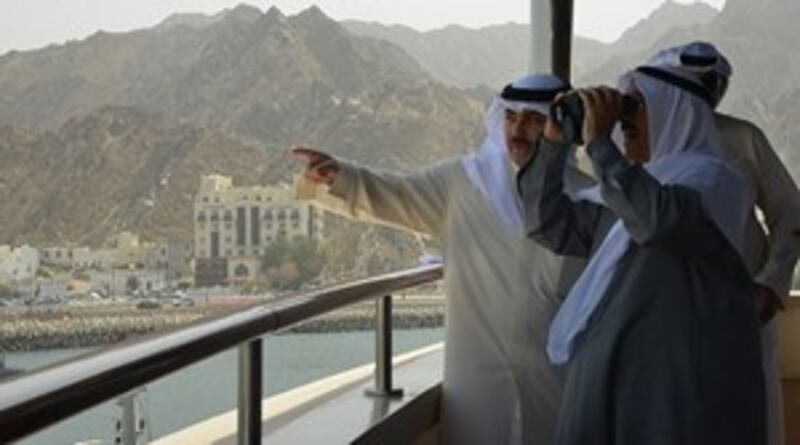 بالصور.. شاهد أمير الكويت وهو يقوم بجولة بحرية في اليخت السلطاني