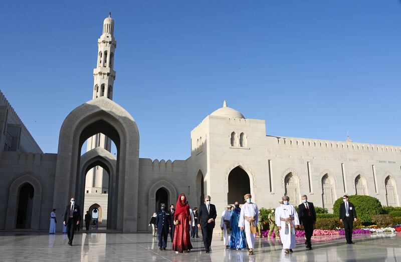 بالصور: ملك البلجيكيين وقرينته يزوران جامع السلطان قابوس الأكبر