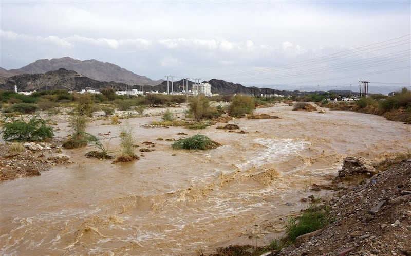 بالصور: جريان عدد من الأودية في العامرات