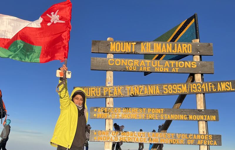 بعد أن صعدت قمته ورفعت العلم العماني: المقيمية تحكي عن تجربتها في تسلّق جبل “كلمنجارو”