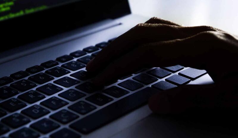 “أيادٍ آثمة” تُزوِّر صفحة باسم “الرؤية”… والصحيفة تصدر بيانًا