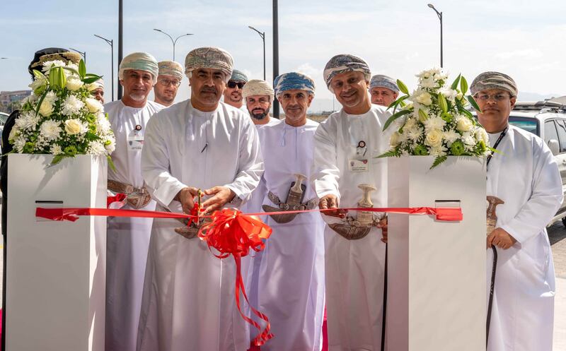 بنك مسقط يواصل تعزيز شبكة الفروع بانتقال فرع مركز البهجة إلى شارع الموج