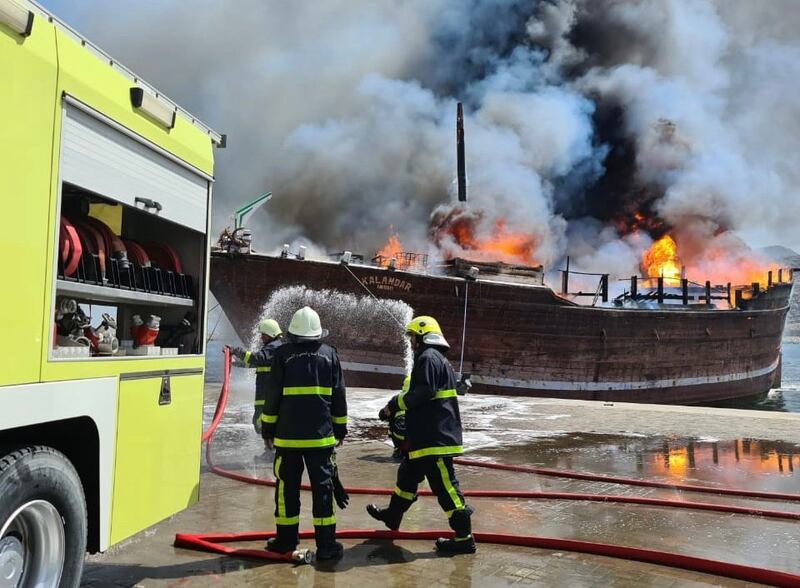بالصور: السيطرة على حريق في سفينة خشبية
