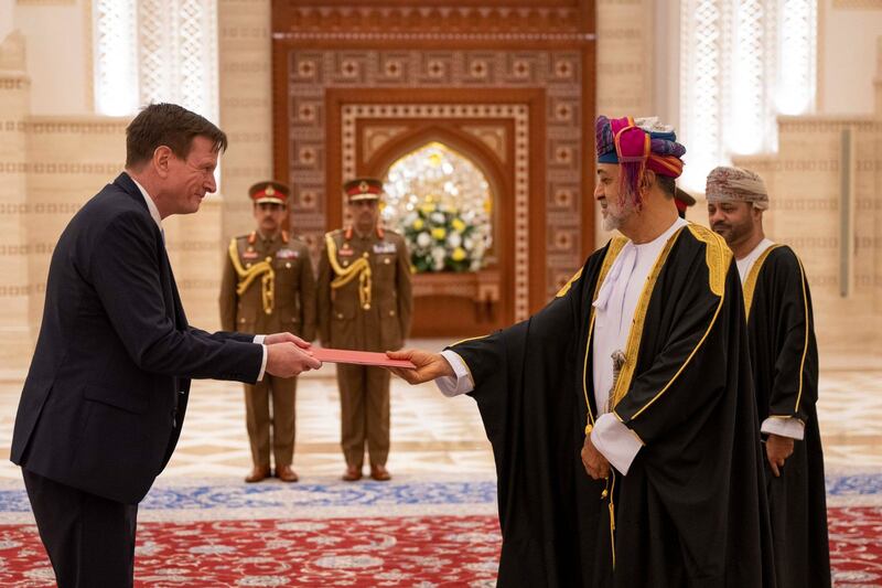 بالصور: جلالة السلطان يتقبّل أوراق اعتماد مجموعة من السفراء