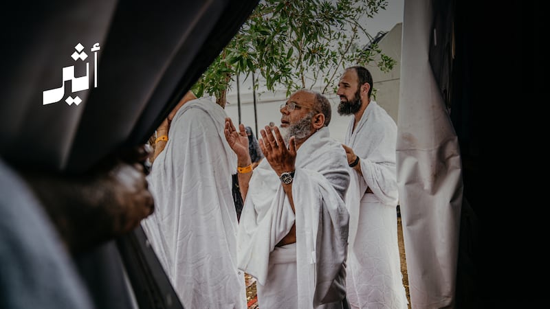 “ضيوف الرحمن” قبل ذهابهم إلى الأراضي المقدسة وكلٌّ يحمل قصة