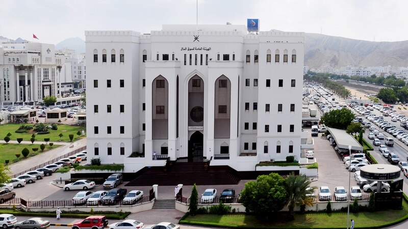 سوق المال: عروض الاستحواذ على البنك الأهلي نتابعها “عن كثب”