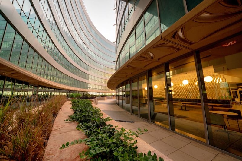 كأول مبنى في السلطنة: المقر الرئيسي لعمانتل يحصل على شهادة عالمية