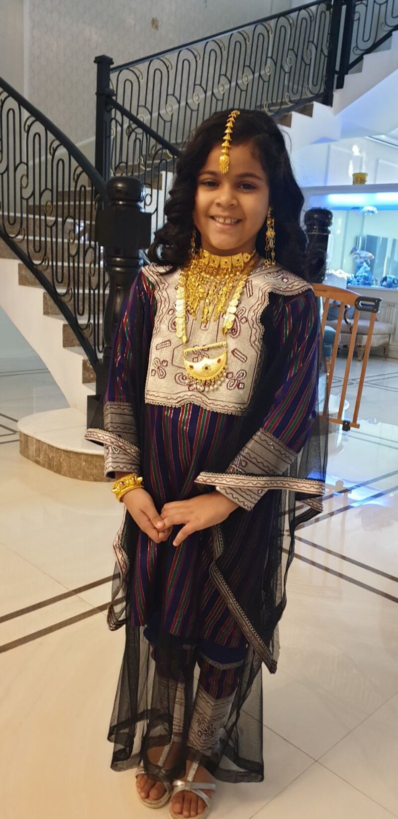 بالصور: طفلة عمانية تقرأ الكتب للحيوانات