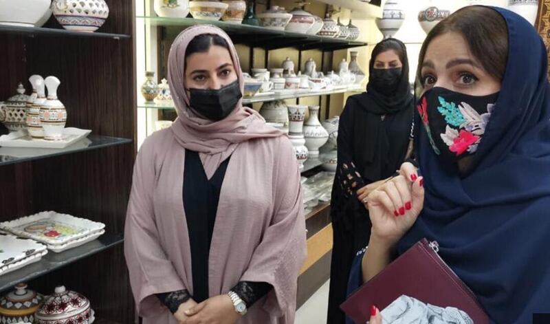 بالصور: السيدة الجليلة تزور مركز صناعة الفخار