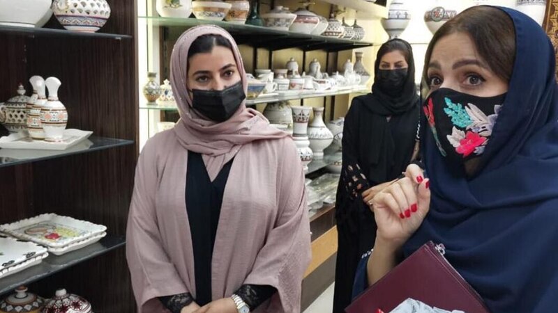 بالصور: السيدة الجليلة تزور مركز صناعة الفخار