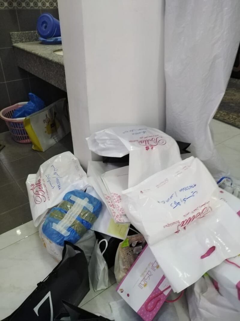 بالصور: مداهمة منزلين في السيب