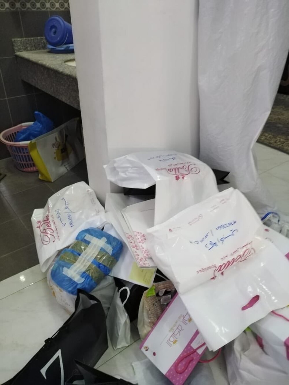 بالصور: مداهمة منزلين في السيب