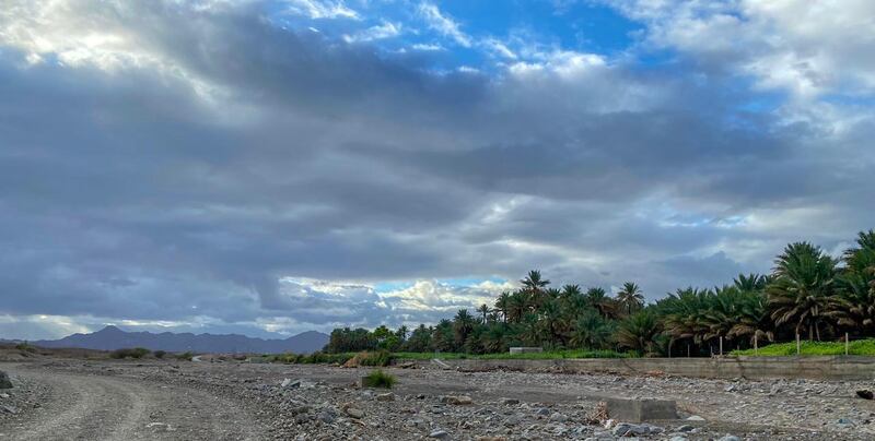 سحب ركامية وأمطار رعدية في توقعات طقس السلطنة اليوم