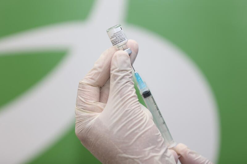 بنك ظفار يبدأ حملة تطعيم موظفيه ضد “كورونا”