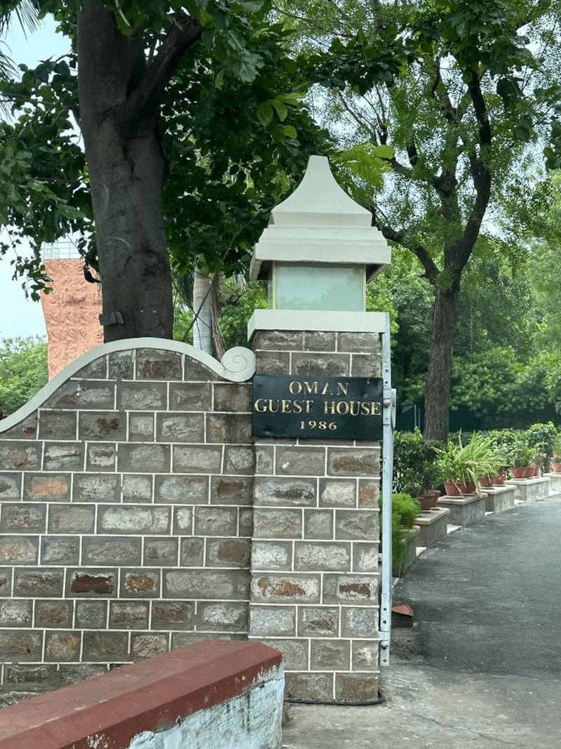 ماذا تعرف عن الكلية التي درس فيها السلطان سعيد بن تيمور والسيد فهر؟