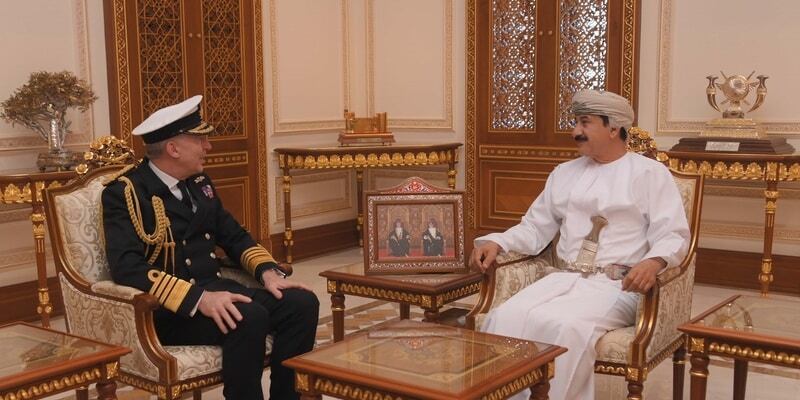 وزير المكتب السلطاني يبحث عدد من القضايا الإقليمية مع مسؤول عسكري بريطاني