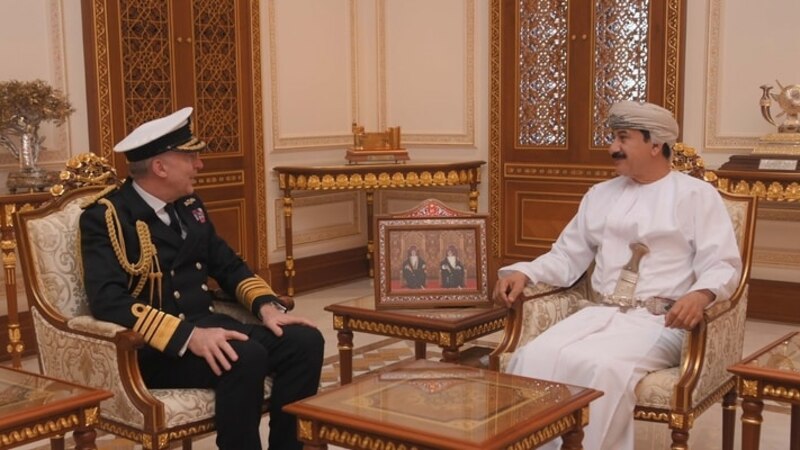 وزير المكتب السلطاني يبحث عدد من القضايا الإقليمية مع مسؤول عسكري بريطاني