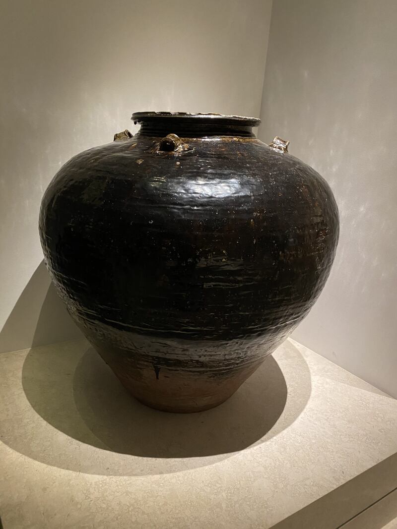 بالصور: جرتان كبيرتان تشبهان الكمثرى في المتحف الوطني؛ فما قصتهما؟