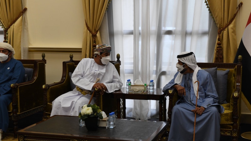 بالصور: وزير الديوان ينقل تعازي جلالة السلطان