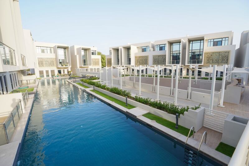 في السيب: بالصور، تسليم 21 فيلا يحيط بها أكبر حوض مائي في مجمع سكني بالسلطنة