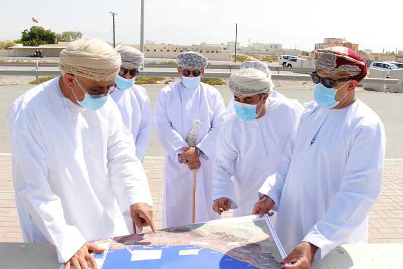 بينهم 3 وزراء: مسؤولون يطلعون على سير العمل في طريق الباطنة الساحلي