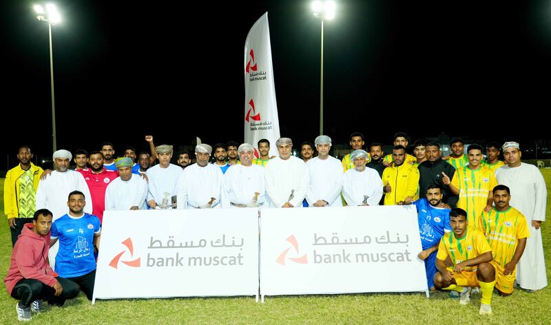 بنك مسقط يحتفل بافتتاح مشروع إنارة ملعب فريق الشاطئ بولاية المصنعة ضمن برنامج “الملاعب الخضراء”