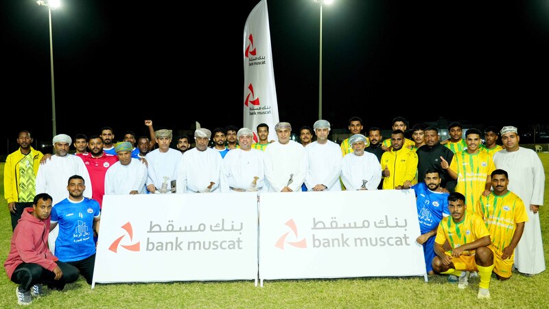 بنك مسقط يحتفل بافتتاح مشروع إنارة ملعب فريق الشاطئ بولاية المصنعة ضمن برنامج “الملاعب الخضراء”