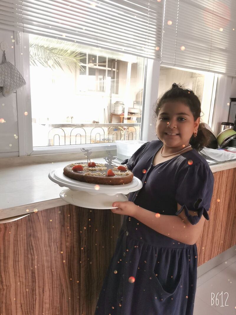 بالصور: طفلة عمانية تقرأ الكتب للحيوانات