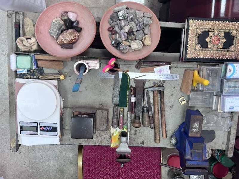 منصور الزعابي يروي قصته مع صناعة الخنجر والتحديات التي تواجهها