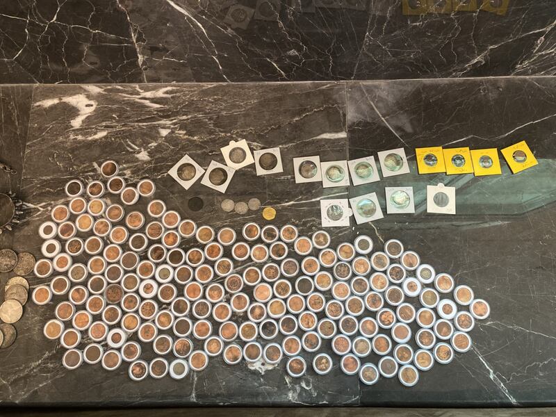 مواطن يمتلك مقتنيات ومخطوطات تراثية تعود لعصور وقرون مختلفة