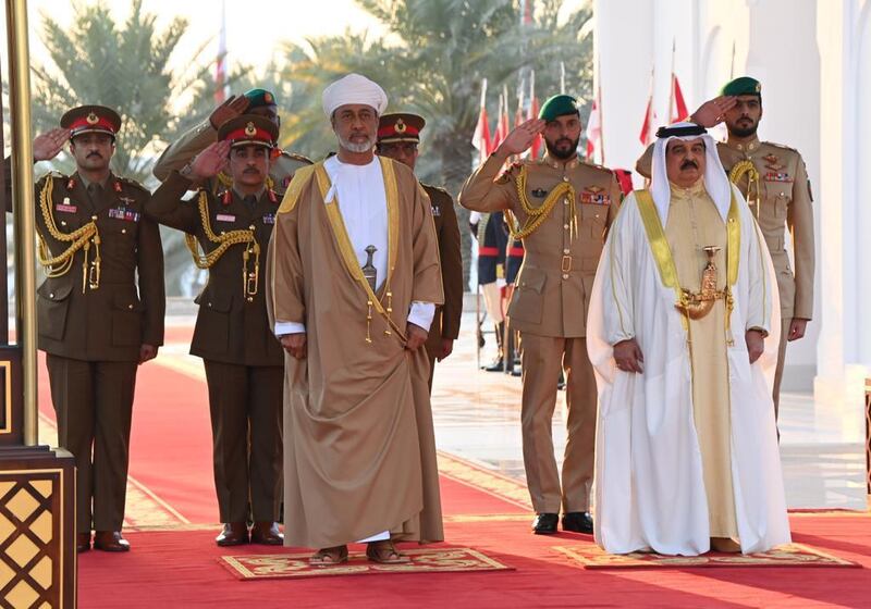 صور من مراسم استقبال جلالة السلطان في البحرين