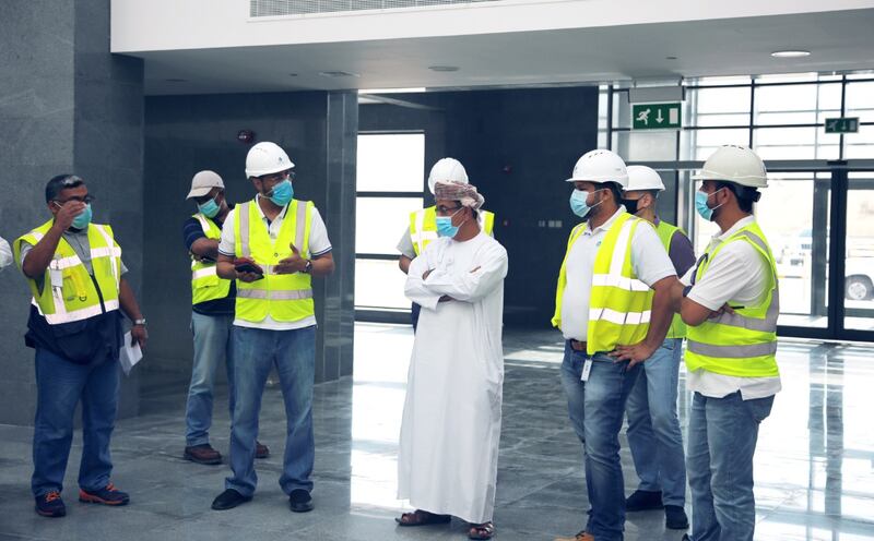 بالصور: تسليم مبانٍ في الدقم