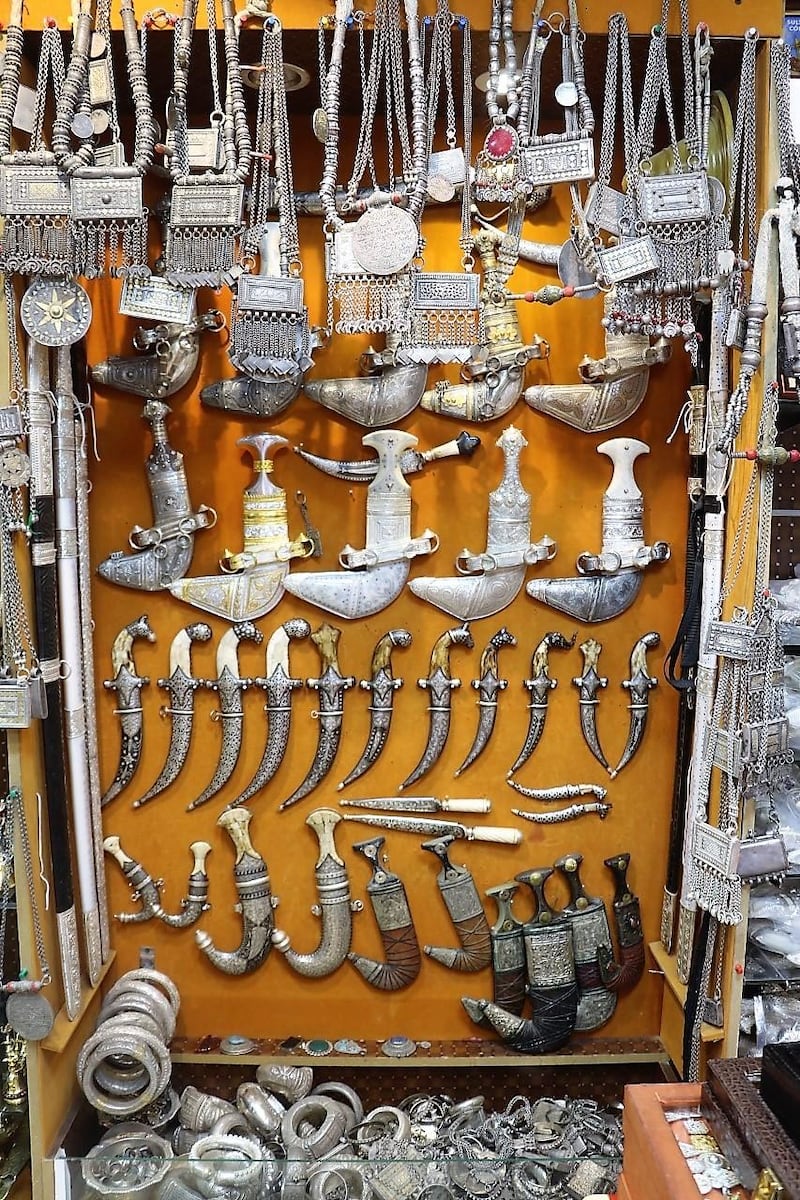 صناعة الفضيات حرفة عُمانية أصيلة… ومواطن يوضح عمله فيها