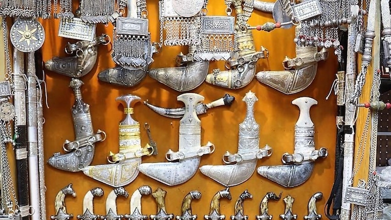 صناعة الفضيات حرفة عُمانية أصيلة… ومواطن يوضح عمله فيها
