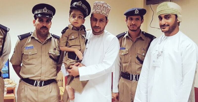 بالصور: شرطة عمان السلطانية تحقق حلم طفل في المستشفى