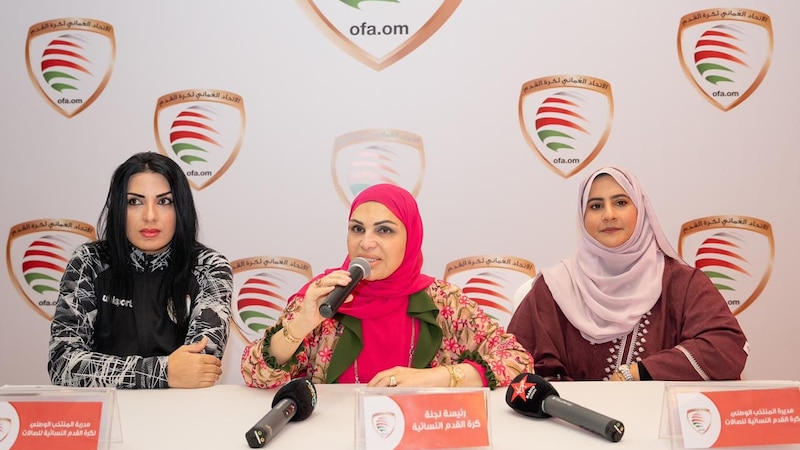 بالصور: تدشين أول منتخب عماني لكرة قدم النسائية