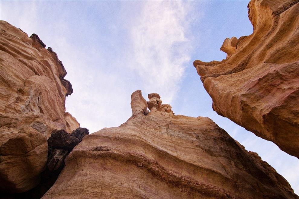 التكوينات الصخرية برأس الجنز عامل جذب للمصوّرين المحترفين