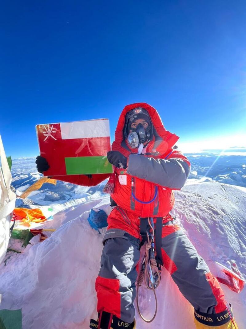 حقق إنجازًا عُمانيا وعربيا: مغامر عماني يتحدث عن صعوده لأعلى قمة في العالم