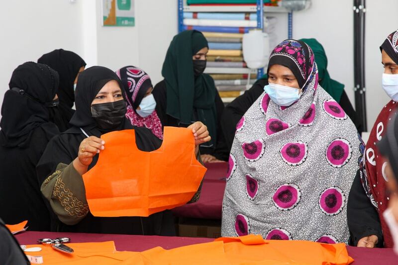 بالصور: هوية بصرية جديدة وافتتاح معمل للخياطة لفريق سمد الشأن الخيري