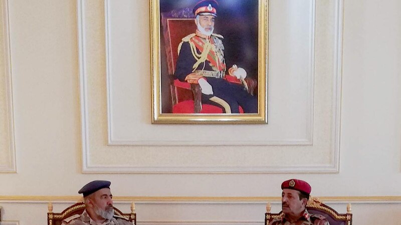 بالصور: رؤساء الأركان الخليجيون يصلون السلطنة