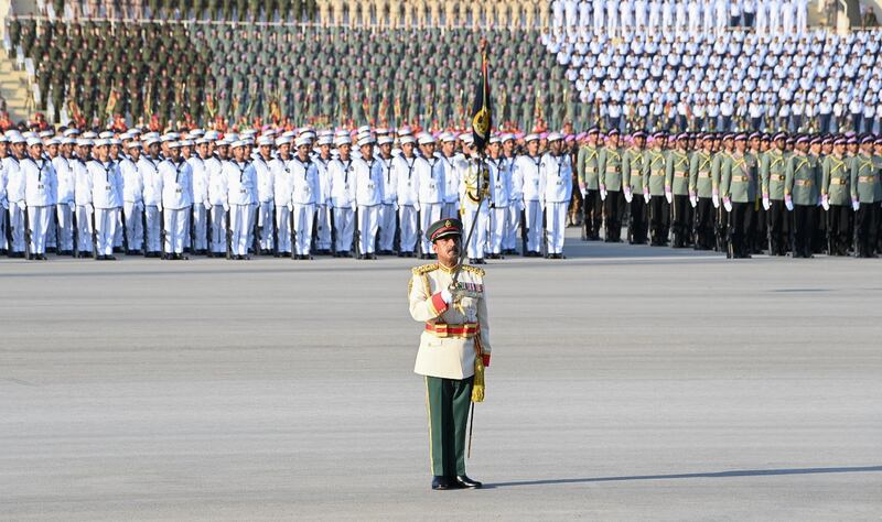بالصور: جلالة السلطان المعظم يشمل برعايته العرض العسكري