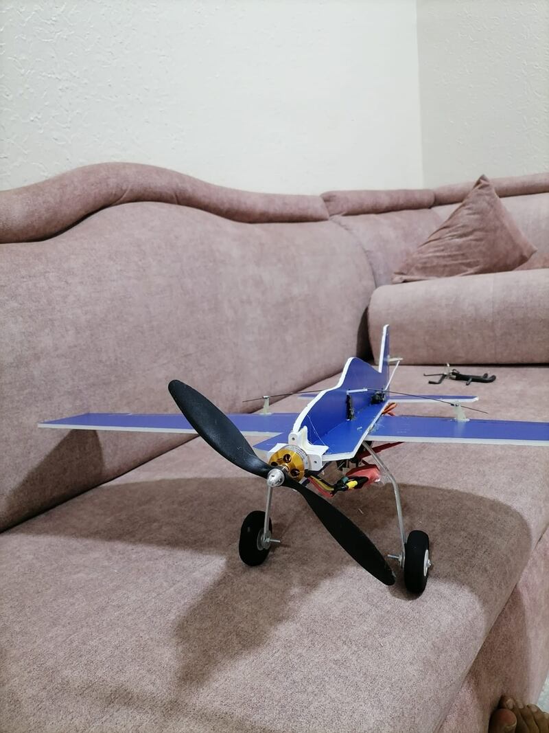 بالصور: مبتكر “الطائرة اللاسلكية” يتحدث عن ابتكاره ويوضح تقنيتها الجديدة