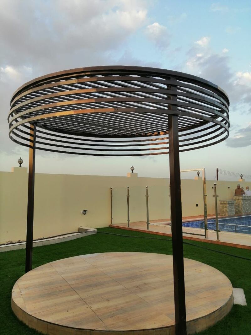 بالصور: أنامل شاب عماني تُبدِع في الديكور والنحت