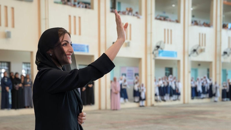 السّيدة الجليلة تزور مدرسة جوهرة مسقط