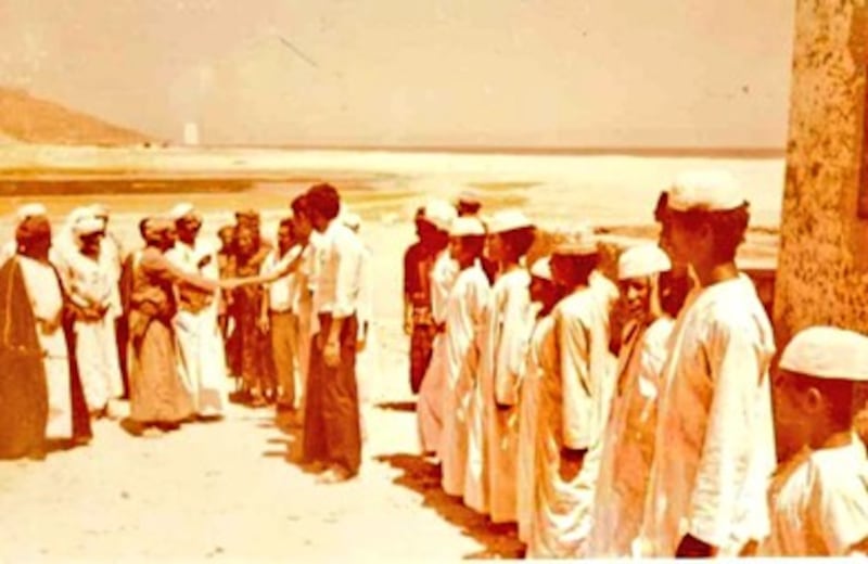 وزير التربية والمسؤولين يلتقون بالطاقم الإداري للمدرسة وطلابها