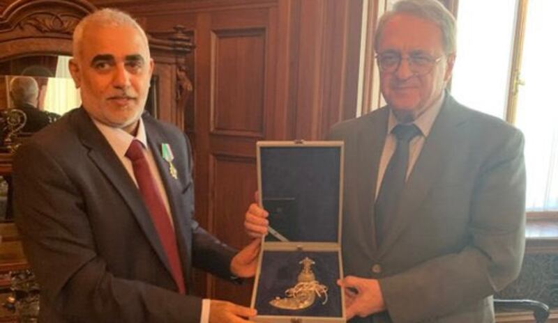 الخارجية الروسية تمنح سفيرنا في موسكو وسامًا