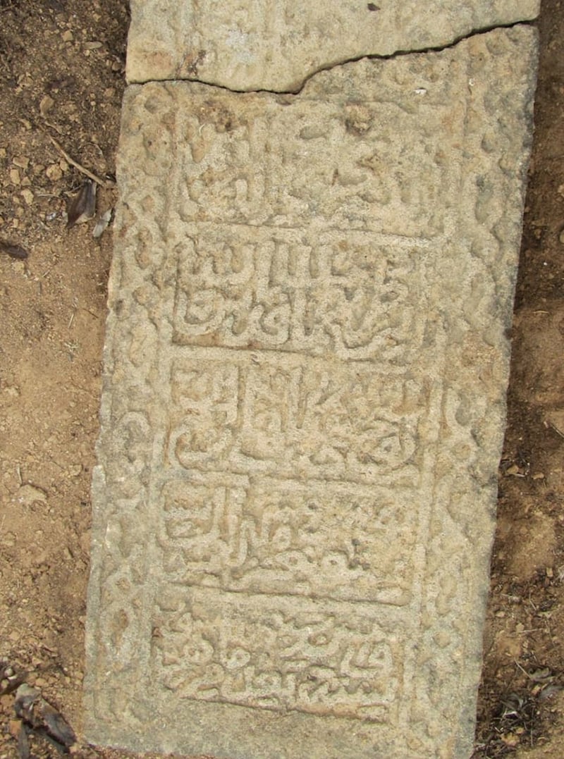 بالصور: مقبرة في ظفار تضم شواهد تاريخية قديمة عُرِض بعضها في لندن